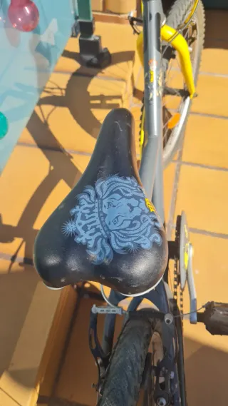 Bicicleta infantil gris y amarilla B Twin