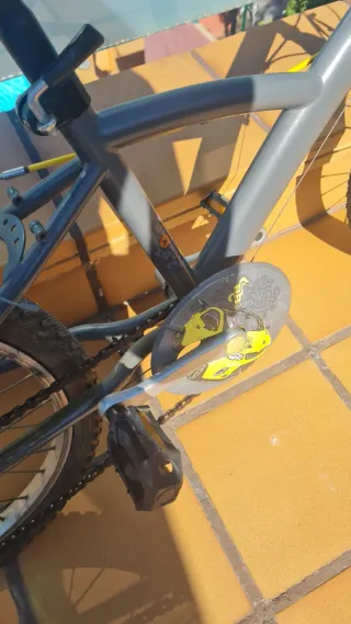 Bicicleta infantil gris y amarilla B Twin