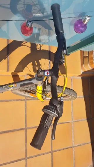 Bicicleta infantil gris y amarilla B Twin