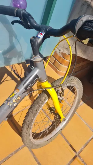 Bicicleta infantil gris y amarilla B Twin
