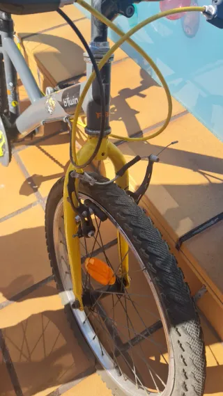 Bicicleta infantil gris y amarilla B Twin