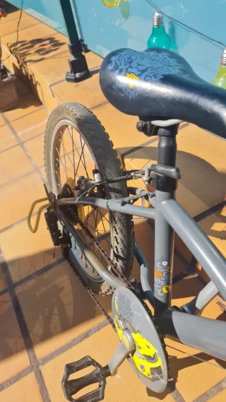 Bicicleta infantil gris y amarilla B Twin