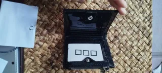 Cartera Misako negra con brillos.