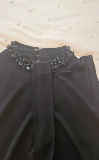 Blusa sin mangas con cuello pedrería.