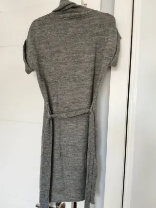 Vestido de lana gris con cinturón