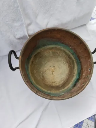 Olla grande antigua de cobre con soporte