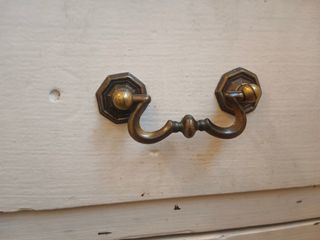 Cómoda blanca de madera a restaurar