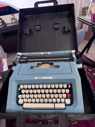 Máquina de escribir Olivetti Studio 46 con maletín