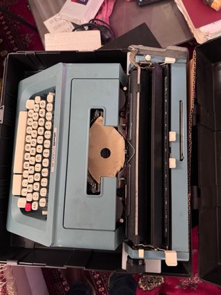 Máquina de escribir Olivetti Studio 46 con maletín