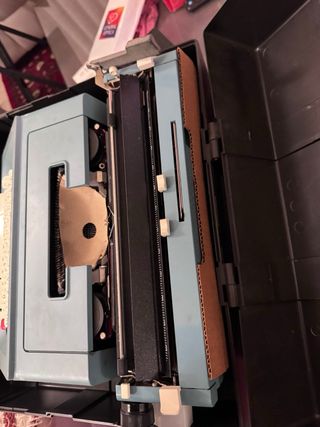 Máquina de escribir Olivetti Studio 46 con maletín