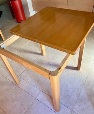 Mesa de cocina de madera cuadrada