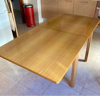 Mesa de cocina de madera cuadrada
