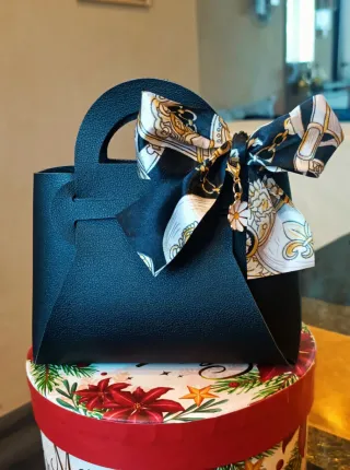 Mini Borsetta Nera Fiocco e Ciondolo/Portachiavi