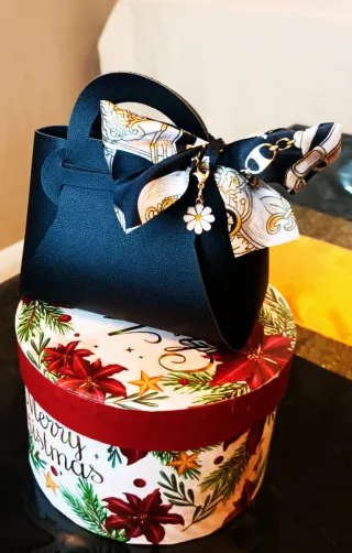 Mini Borsetta Nera Fiocco e Ciondolo/Portachiavi