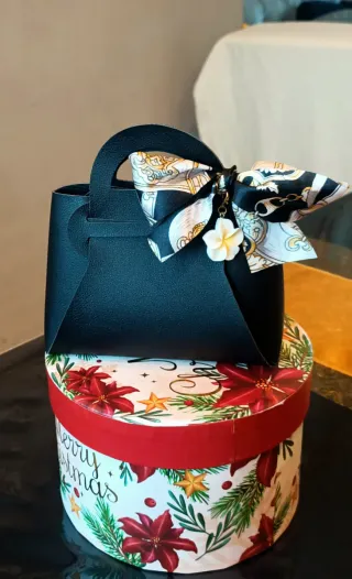 Mini Borsetta Nera Fiocco e Ciondolo/Portachiavi