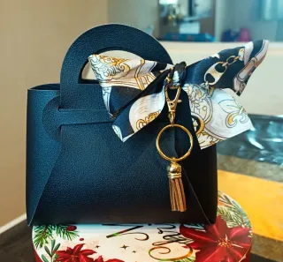 Mini Borsetta Nera Fiocco e Ciondolo/Portachiavi