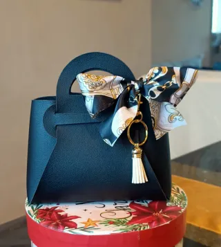 Mini Borsetta Nera Fiocco e Ciondolo/Portachiavi