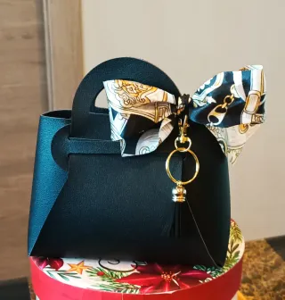 Mini Borsetta Nera Fiocco e Ciondolo/Portachiavi