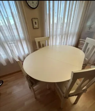 Mesa redonda y 4 sillas
