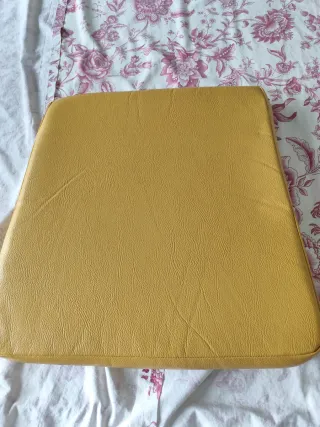 Cojín amarillo polipiel