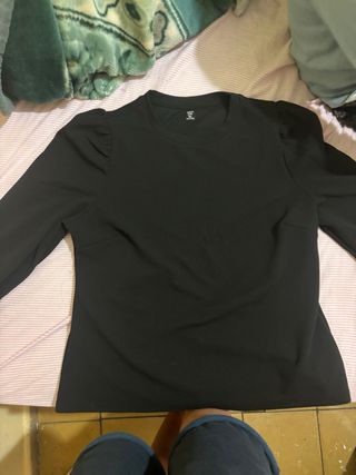 Camiseta negra manga larga con hombros abullonados