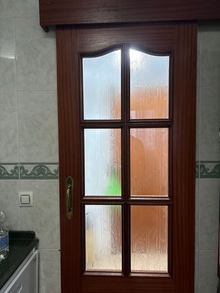 Puerta de madera con cristal decorado