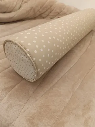 Cojín redondo tubular beige y blanco