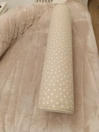 Cojín redondo tubular beige y blanco