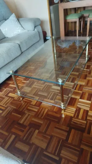 Sofá de tela beige con cojines blancos