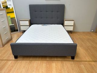 Cama tapizada gris con colchón