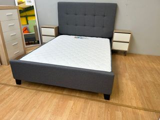 Cama tapizada gris con colchón