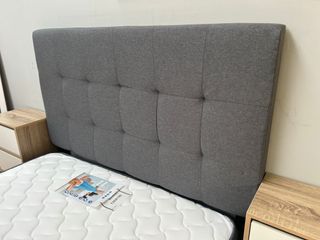 Cama tapizada gris con colchón