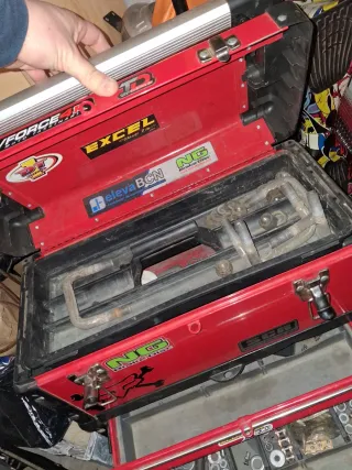 Carro de herramientas rojo