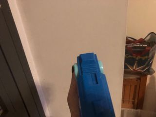 Pistola de juguete azul y roja