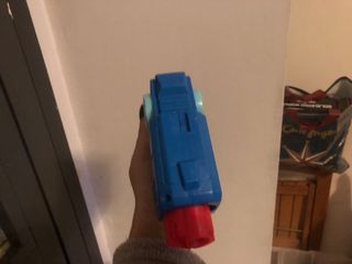 Pistola de juguete azul y roja