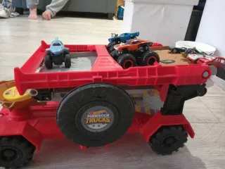 Camión Hot Wheels con Pista y Coches