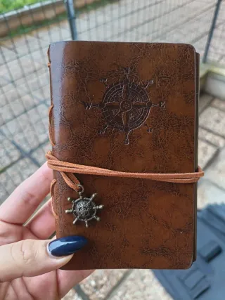 Taccuino marrone con bussola e ancora