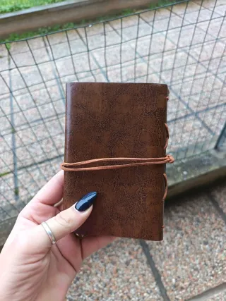 Taccuino marrone con bussola e ancora