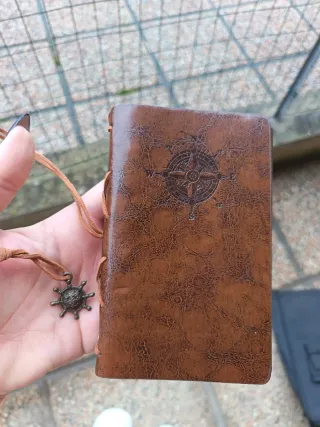 Taccuino marrone con bussola e ancora