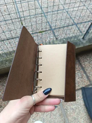 Taccuino marrone con bussola e ancora