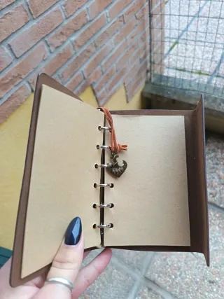 Taccuino marrone con bussola e ancora