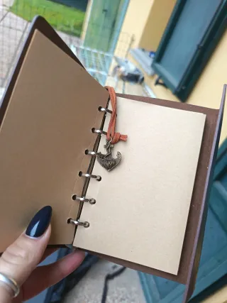 Taccuino marrone con bussola e ancora