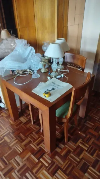 Mesa de comedor de madera y cristal