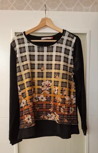 Camiseta missSidecar negra cuadros y flores