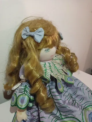 Muñeca trapo pavo real