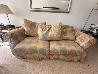 Sofá de tela con 2 sillas y puff