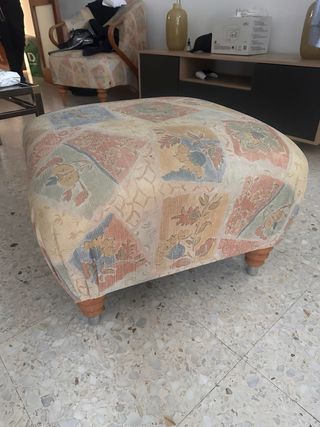 Sofá de tela con 2 sillas y puff