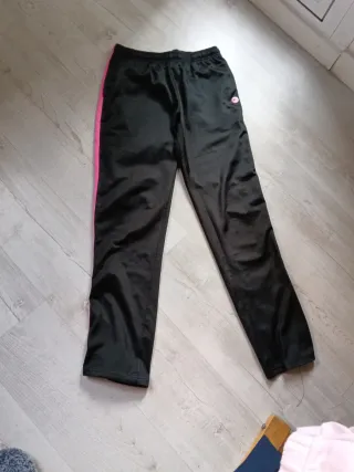 Pantalón de chándal negro con detalles rosas
