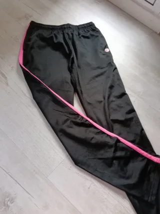 Pantalón de chándal negro con detalles rosas