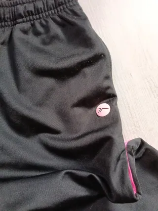 Pantalón de chándal negro con detalles rosas